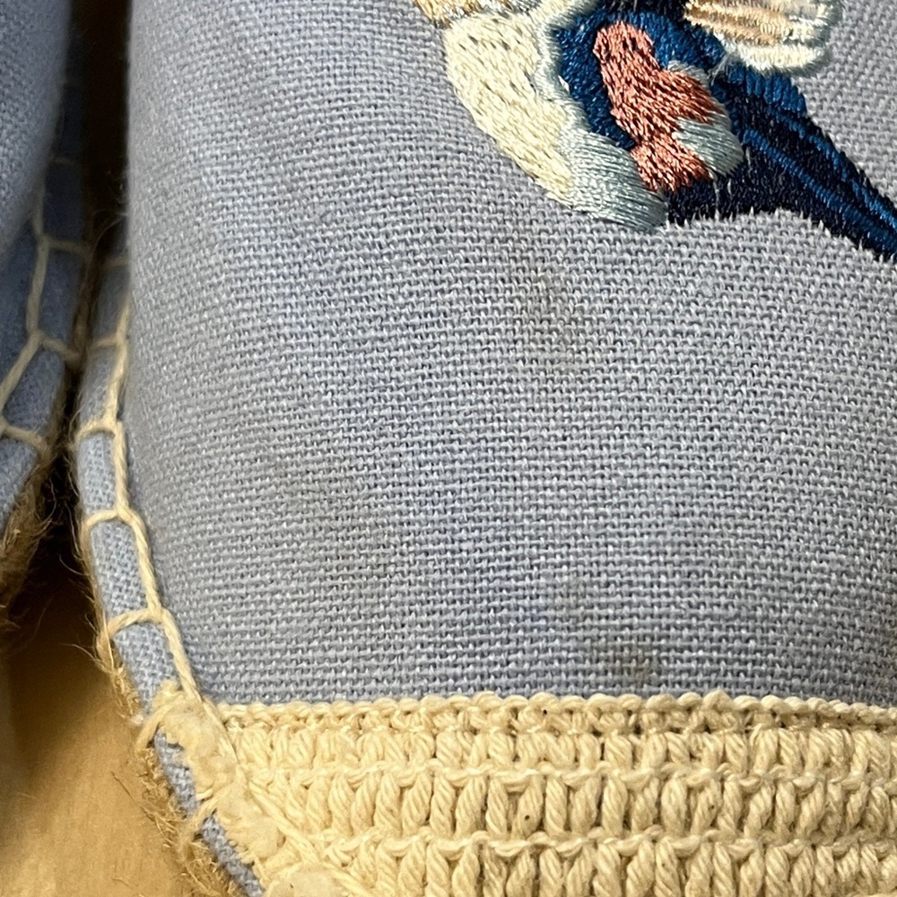 Coldwater Creek Light Blue w/ Embroidered Hummingbird Espadrilles Women’s 8.5 - Picture 3 of 16